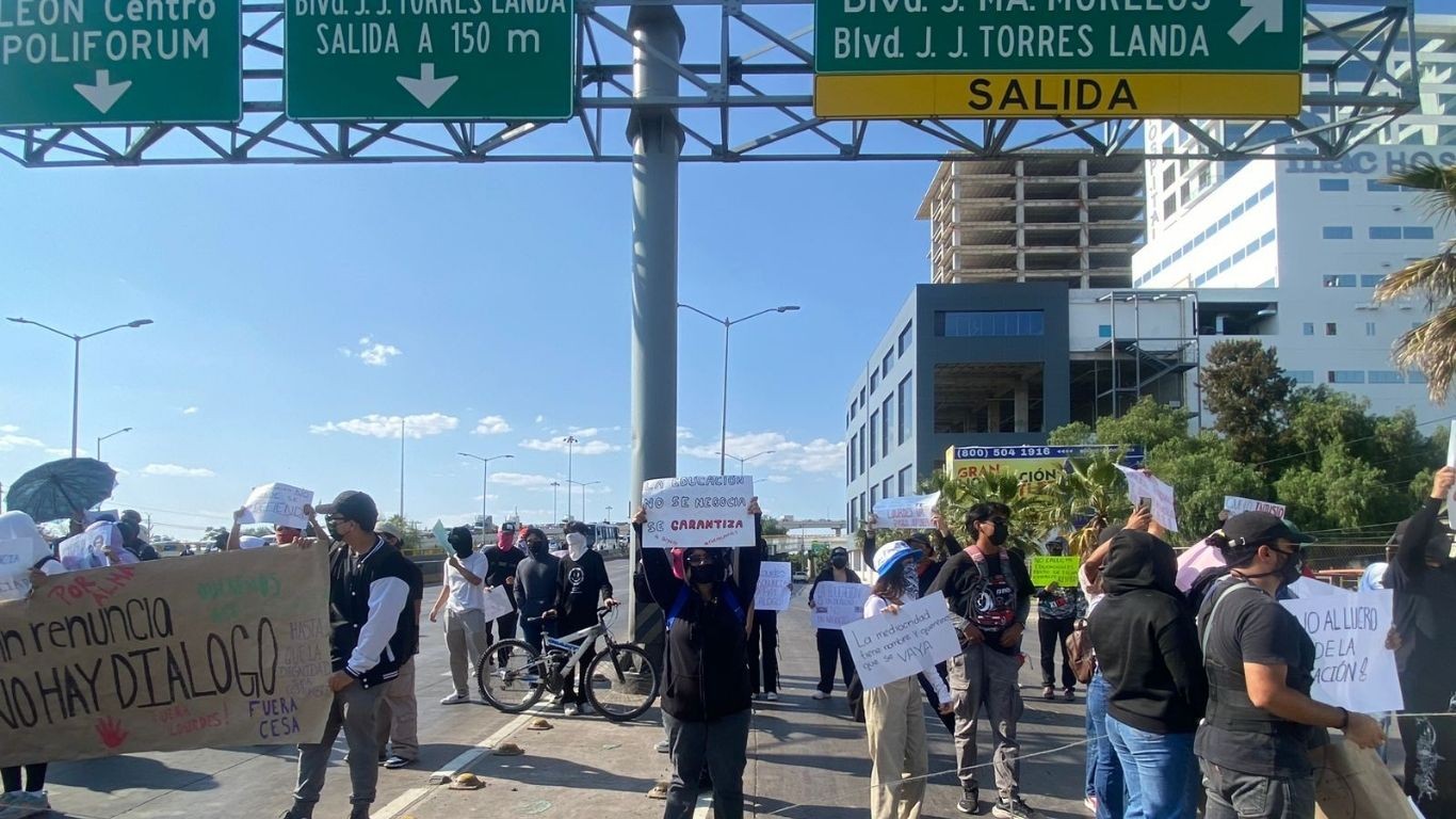 Estudiantes del Tec de León bloquean López Mateos y Aeropuerto para exigir la renuncia de su directora