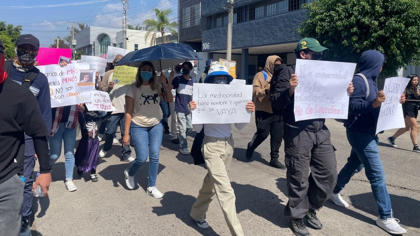 Estudiantes del Tec de León bloquean López Mateos y Aeropuerto para exigir la renuncia de su directora