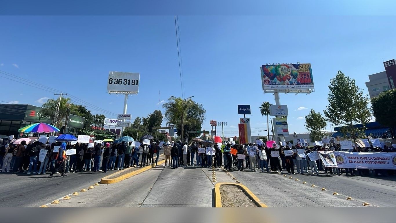 Estudiantes del Tec de León bloquean López Mateos y Aeropuerto para exigir la renuncia de su directora