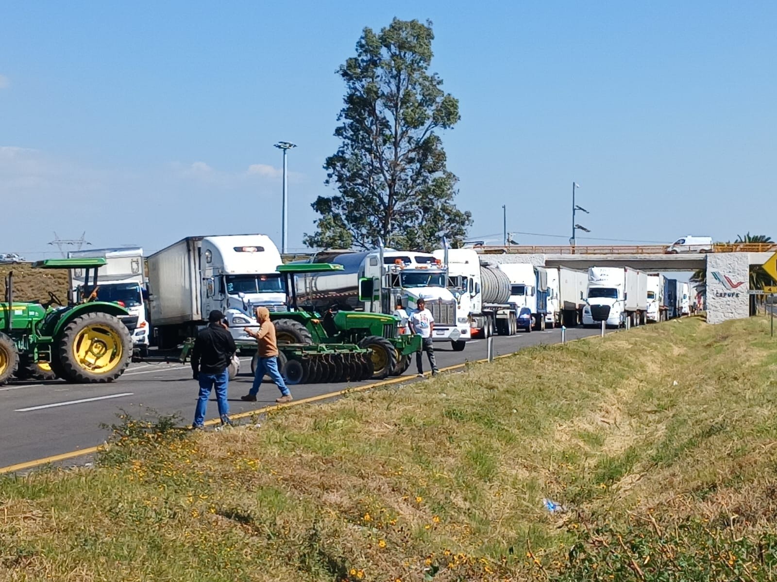 Campesinos mantienen bloqueo en la autopista Celaya-Salamanca por precio del maíz y sorgo en Guanajuato