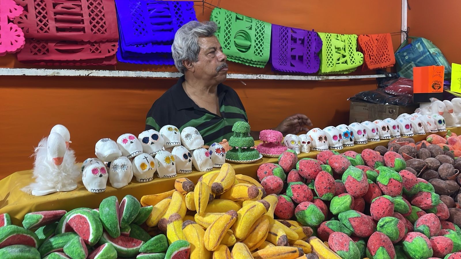 Don Pascual lleva 40 años elaborando alfeñiques en León para mantener viva la tradición del Día de Muertos