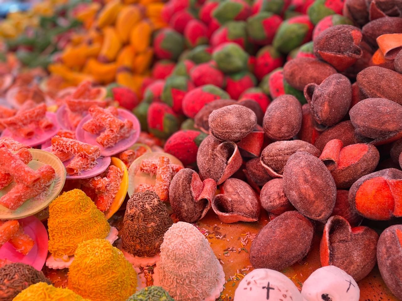 Don Pascual lleva 40 años elaborando alfeñiques en León para mantener viva la tradición del Día de Muertos