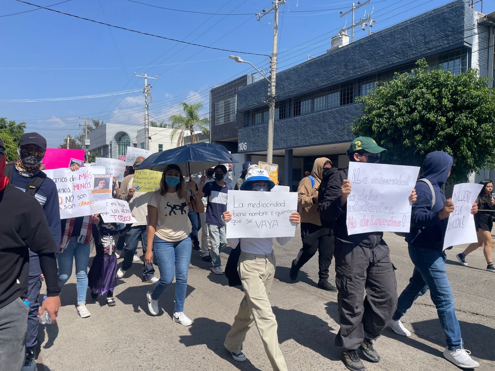 Estudiantes del Tec León mantienen protestas y bloqueos; exigen la renuncia de la directora Lourdes Almaguer