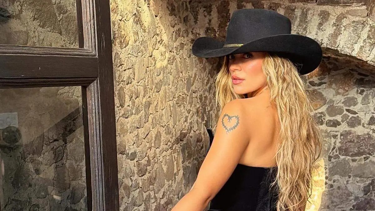 Karol G se lanza como empresaria y presenta su tequila “200 Copas” desde San Miguel de Allende