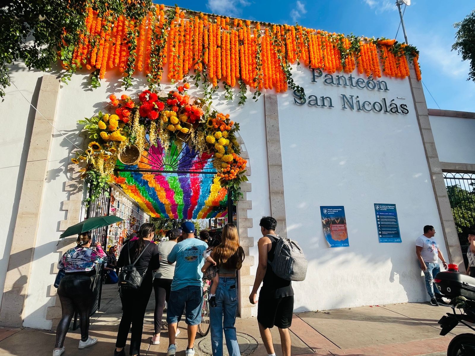 Entre flores y música: León celebra a los difuntos en el Panteón San Nicolás