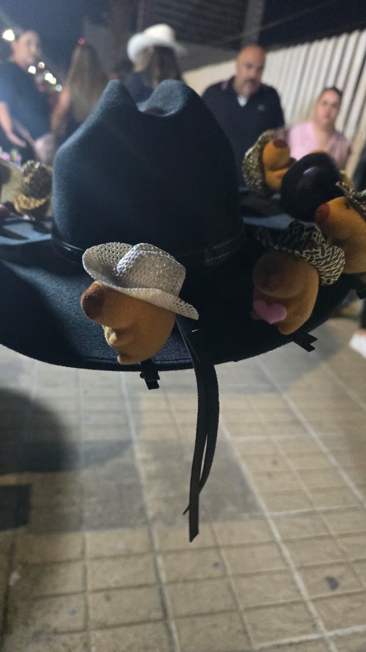¡El ingenio de los comerciantes! Recicla mini capibaras de la Feria para vender fuera del concierto de “Capibaras Tour“