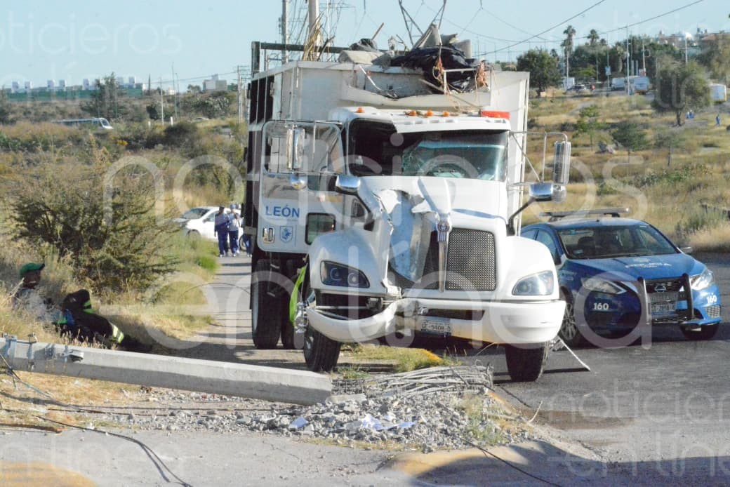 Camión de basura choca contra poste de la CFE en León; hay cuatro lesionados