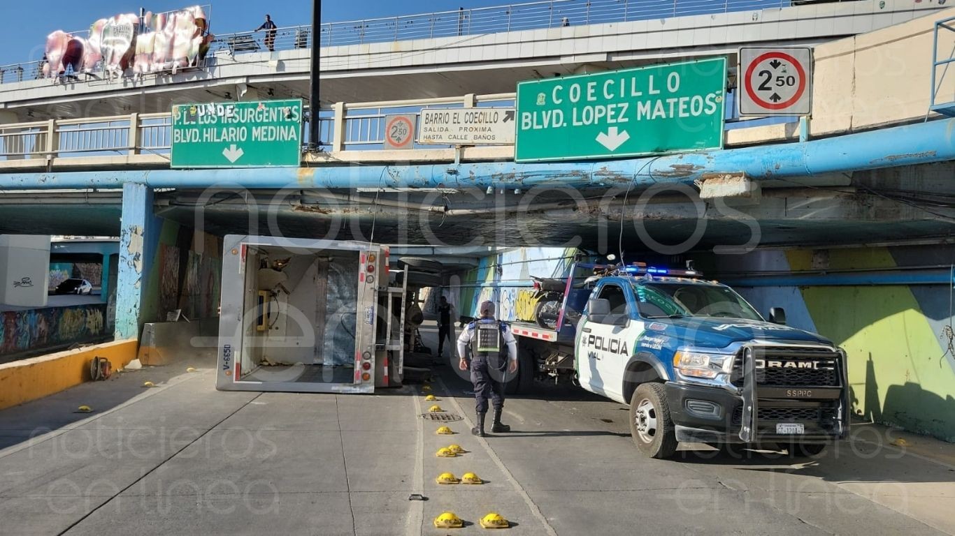 Camioneta se vuelca bajo puente del malecón del Río en León; pareja sale ilesa del choque Camioneta se vuelca bajo puente del malecón del Río en León; pareja sale ilesa del choque