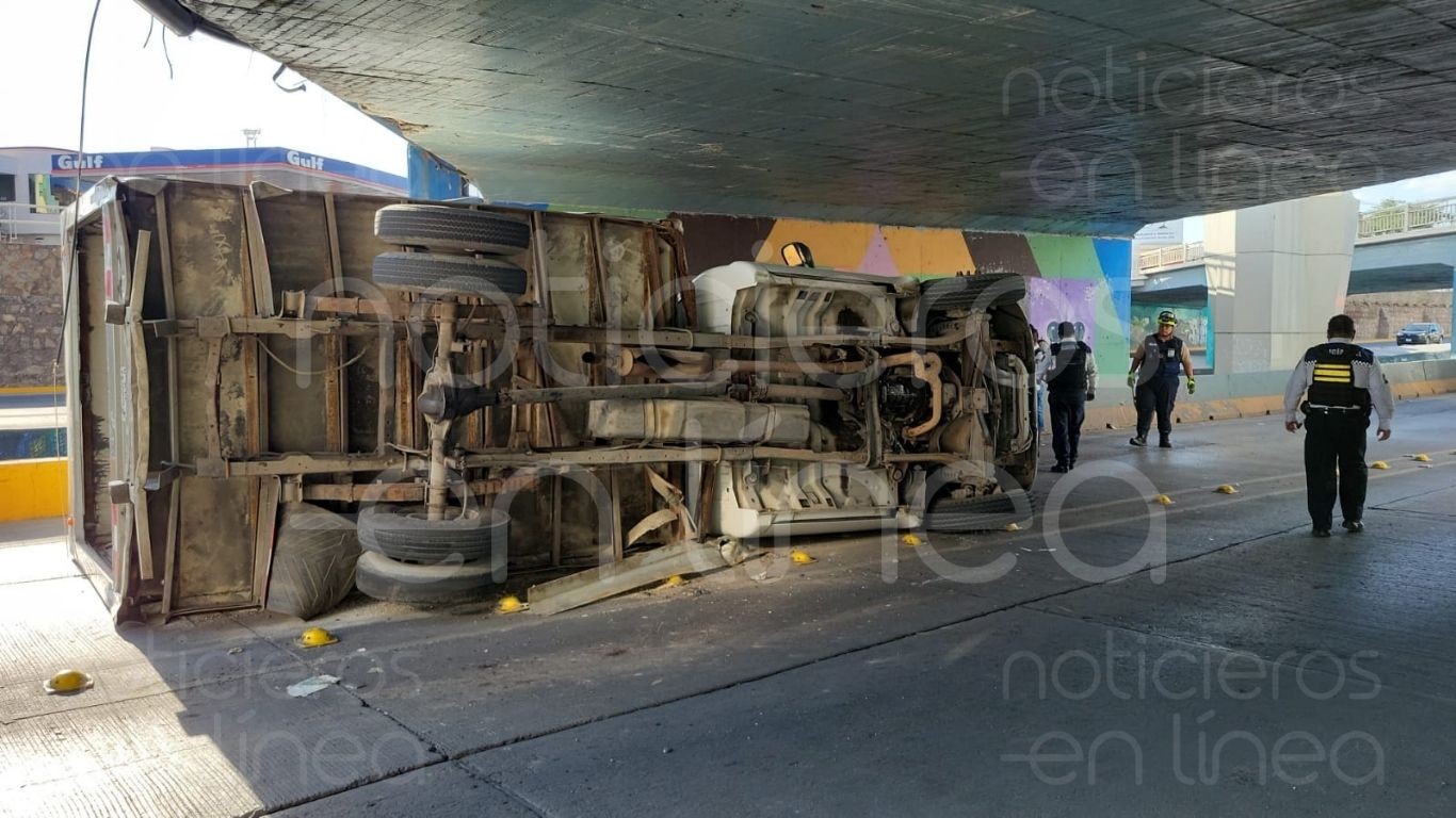 Camioneta se vuelca bajo puente del malecón del Río en León; pareja sale ilesa del choque