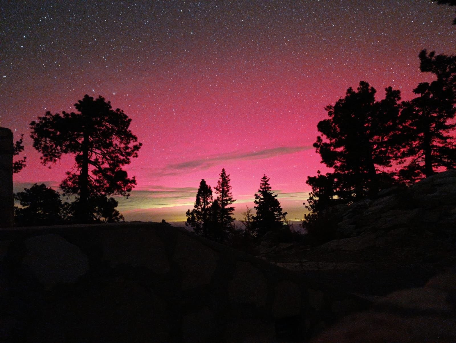 Auroras boreales iluminan el cielo del norte de México tras tormenta solar