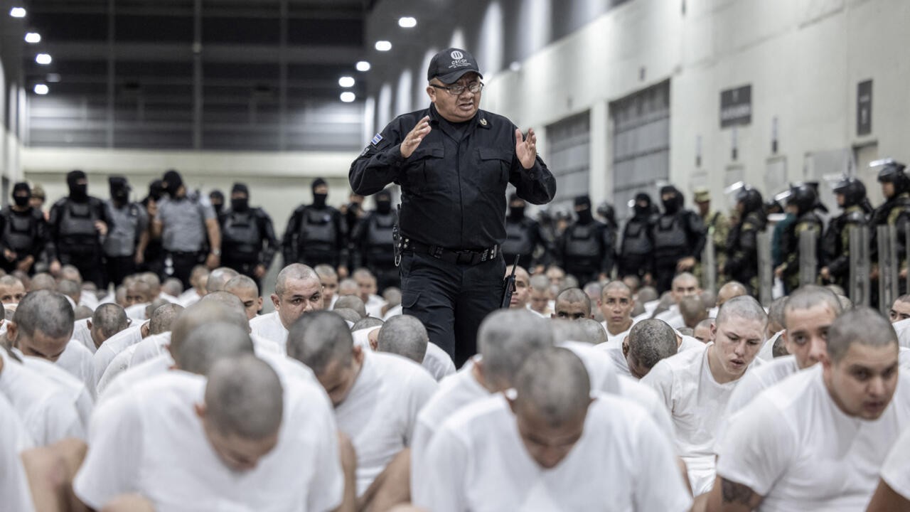 Denuncian torturas a migrantes venezolanos enviados por Trump al Cecot de Bukele