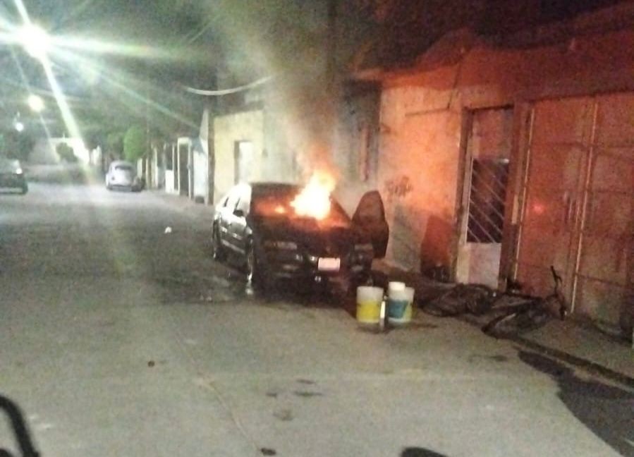 Incendian otro vehículo en Celaya; vecinos logran sofocar el fuego antes de que llegaran los bomberos
