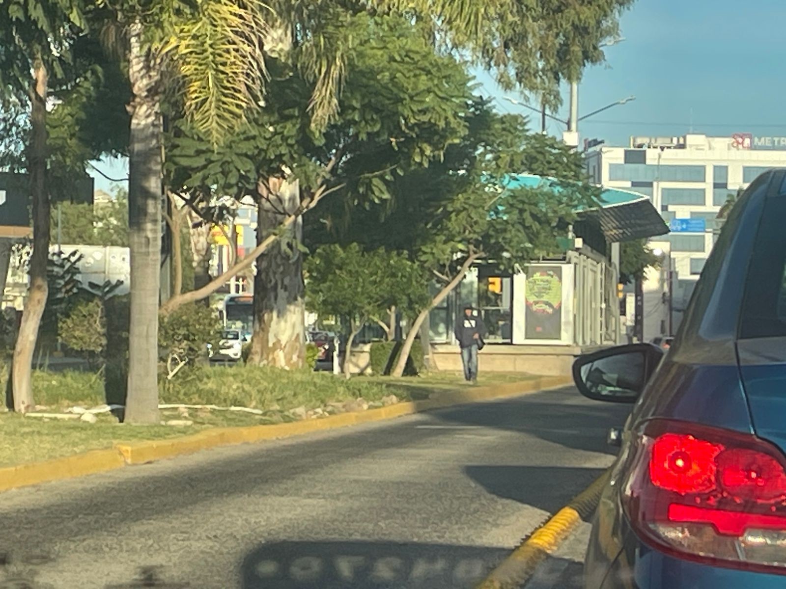 Usuarios de la 'Oruga' arriesgan la vida por ahorrarse unos segundos en León