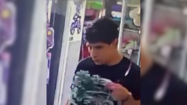Roba tiendas y papelerías en León: joven distrae a encargados para llevarse productos