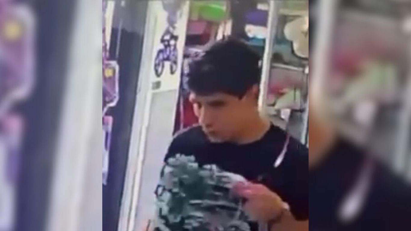 Roba tiendas y papelerías en León: joven distrae a encargados para llevarse productos