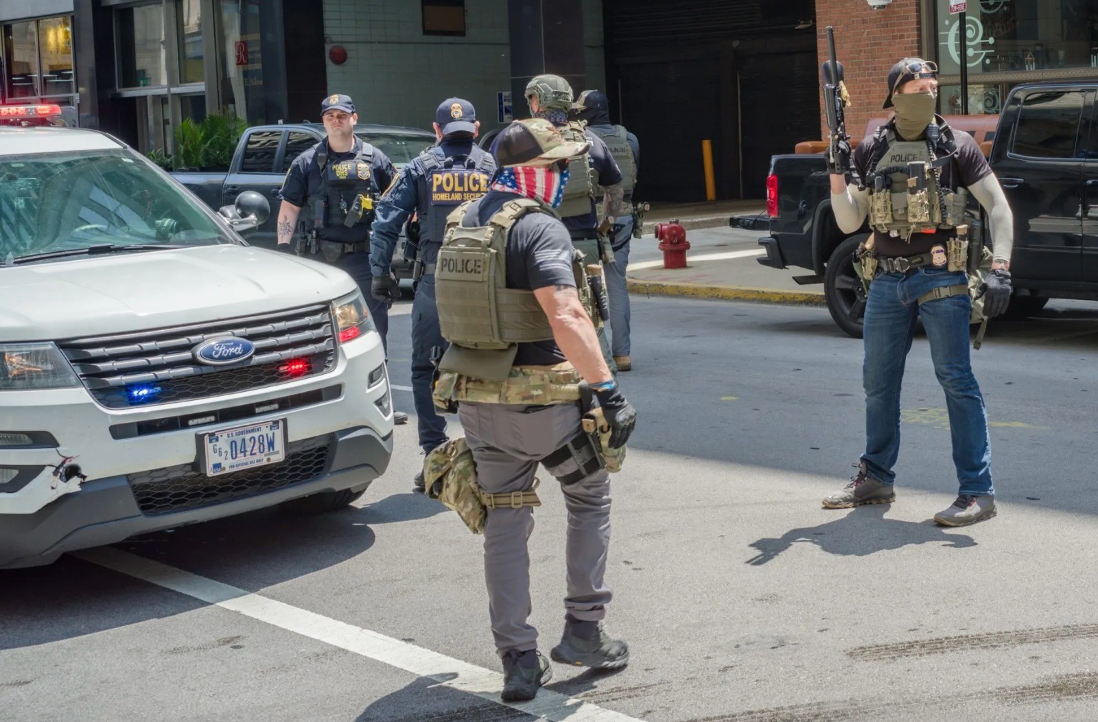 Ordenan liberar bajo fianza a cientos de migrantes detenidos en redadas en Chicago