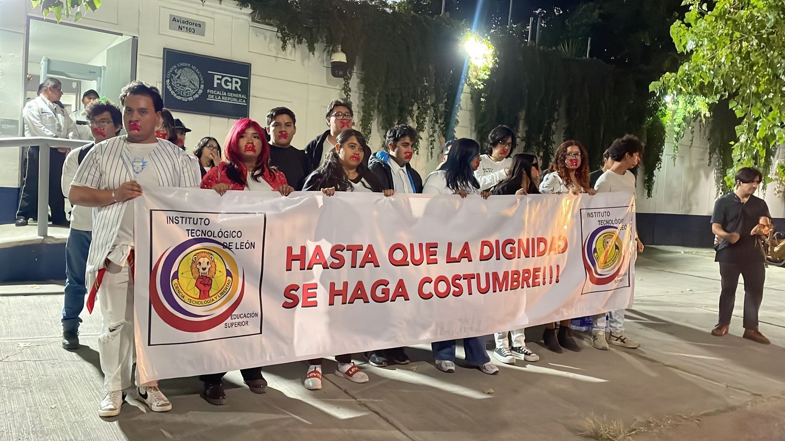 Estudiantes del Tec de León comparecen ante la FGR por presuntos daños y buscan el perdón legal