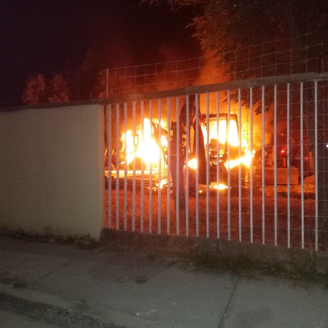 Incendian maquinaria y predio de contratista en Jardines de Celaya durante la medianoche