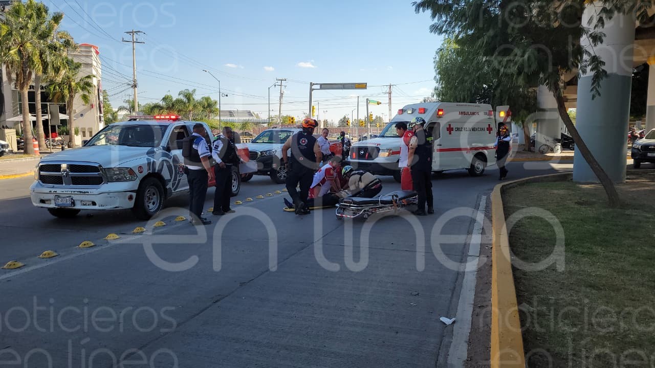 Acompañante de motociclista muere tras salir proyectado desde un puente