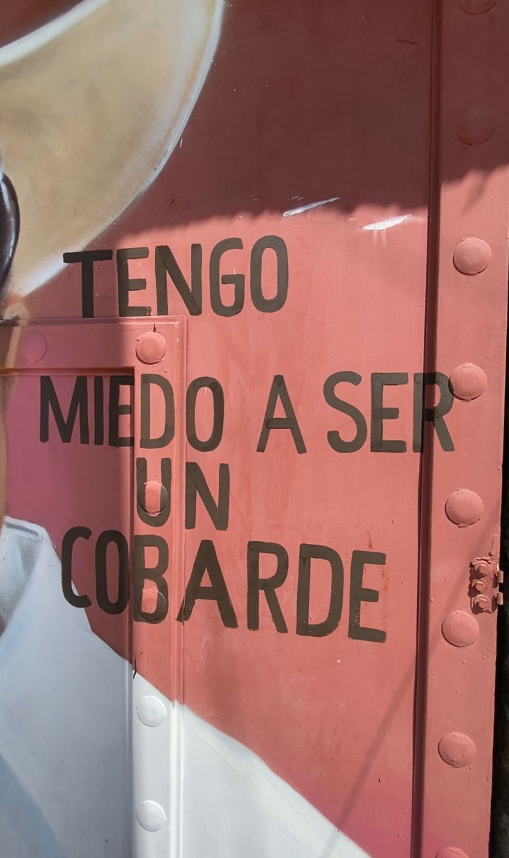 Vecinos pintan mural en memoria de Carlos Manzo en León