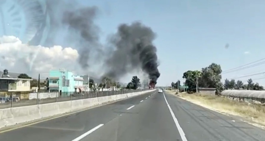 Carreteras bajo fuego: tráileres incendiados en Pénjamo tras captura de líder criminal