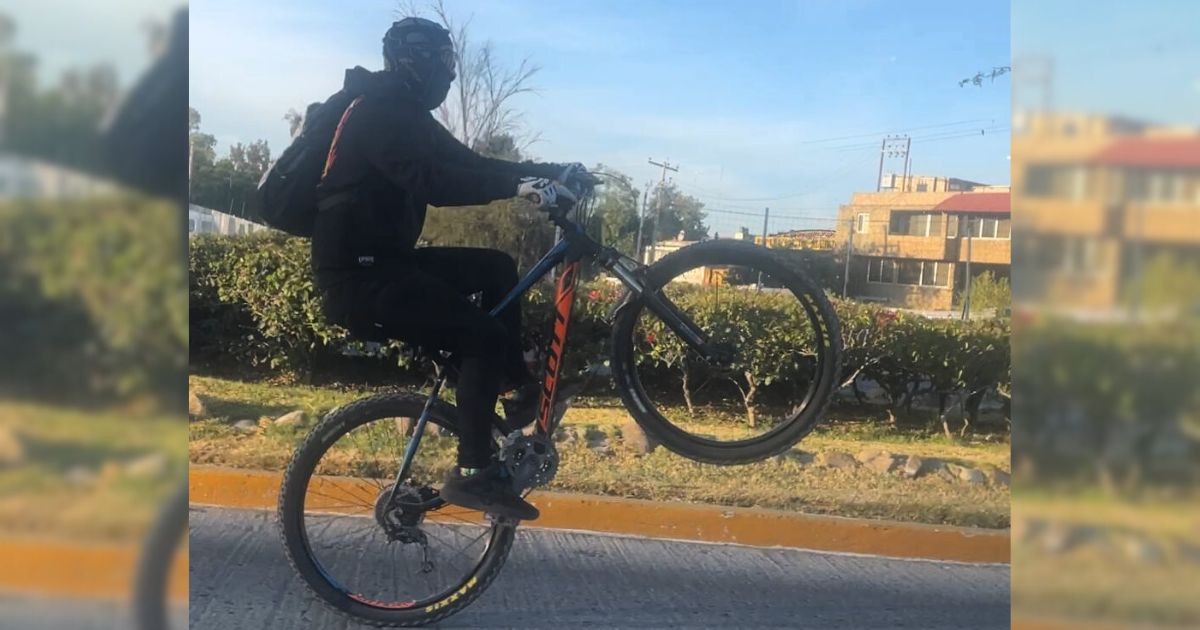 ¡Imprudencia al límite! Ciclista invade carril de la 'Oruga' y realiza acrobacias en pleno bulevar