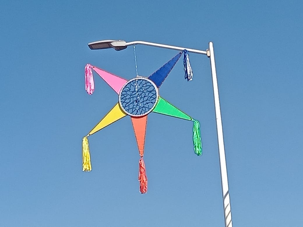 Piñatas LED: nuevos adornos navideños que brillan en los bulevares de León