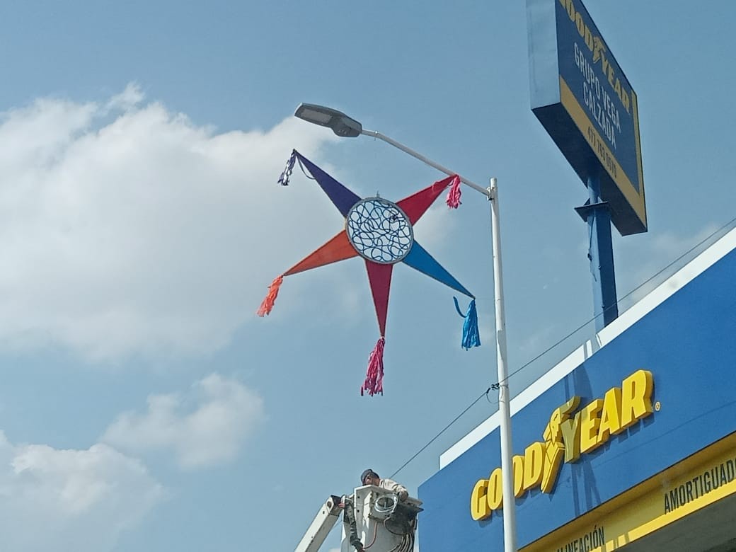 Piñatas LED: nuevos adornos navideños que brillan en los bulevares de León