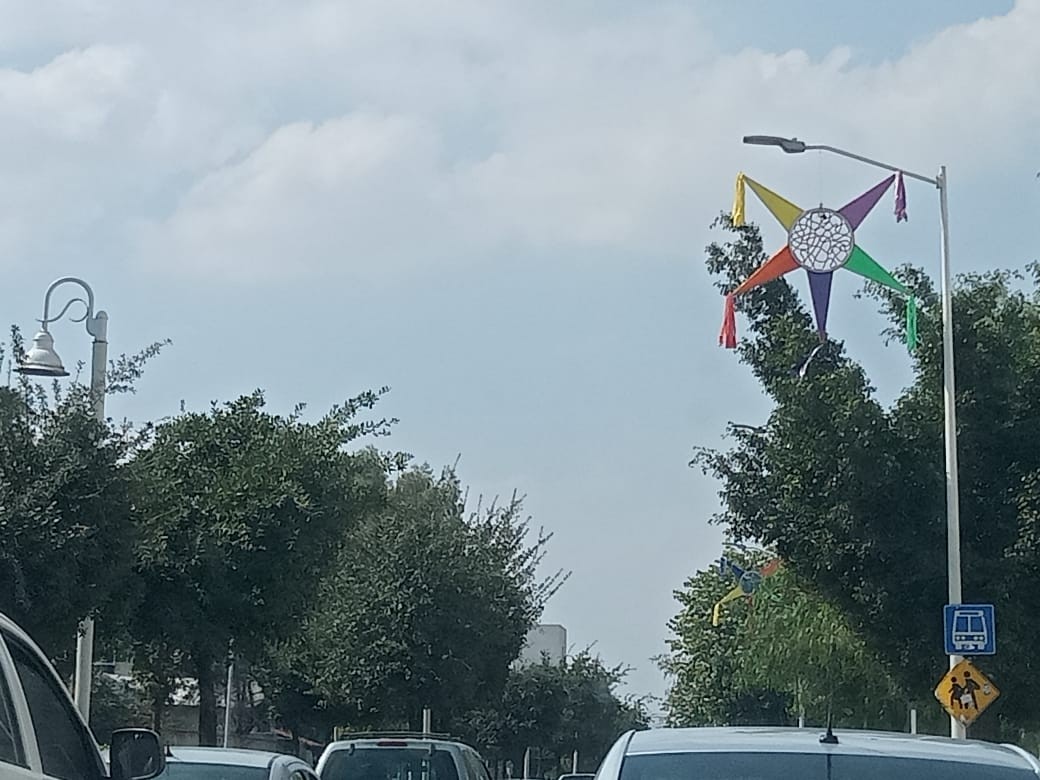 Piñatas LED: nuevos adornos navideños que brillan en los bulevares de León