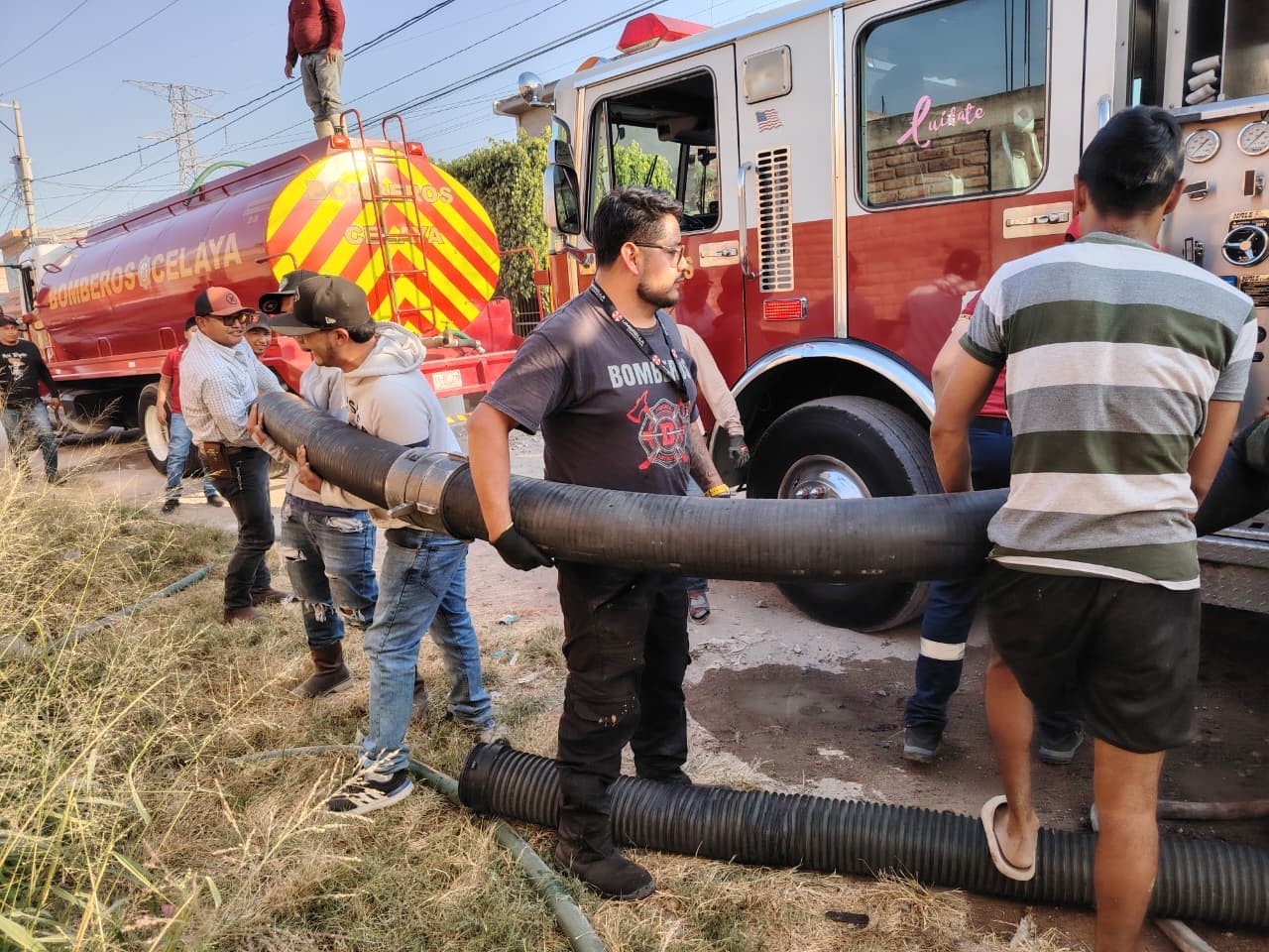 Incendio de más de 24 horas en Celaya impide participación de Bomberos en desfile