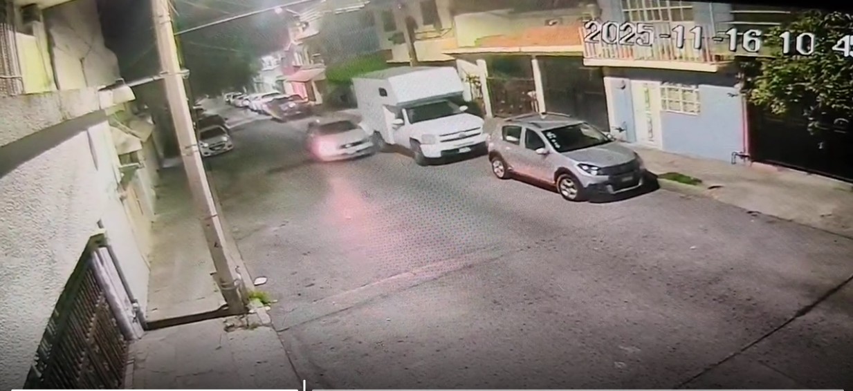 Conductor ebrio choca y huye en la colonia Loma Bonita en León