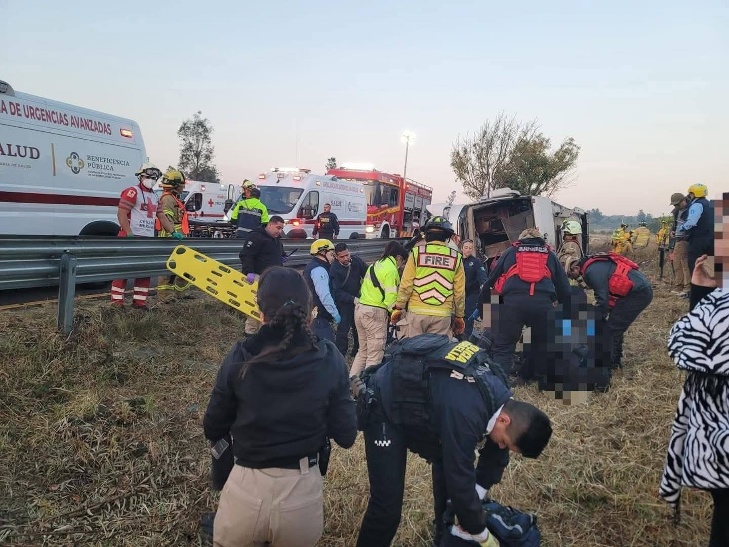 Siete muertos tras volcadura de autobús turístico en la carretera Morelia-Pátzcuaro