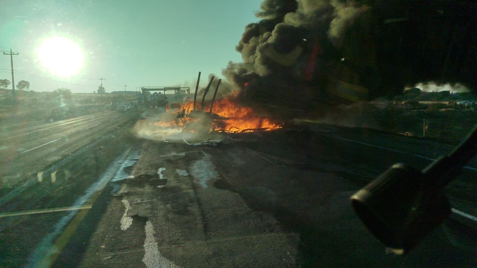 Choque entre camión de personal y dos tráileres deja dos muertos en la Irapuato-León