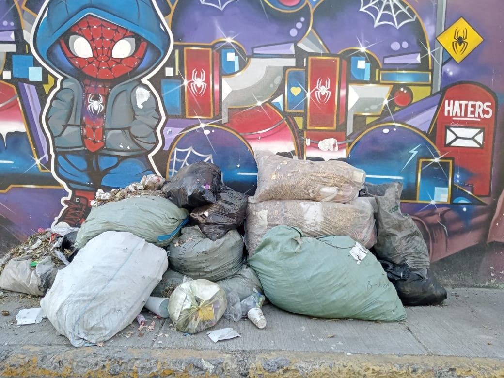 Basura acumulada afuera de kínder en León preocupa a padres y vecinos