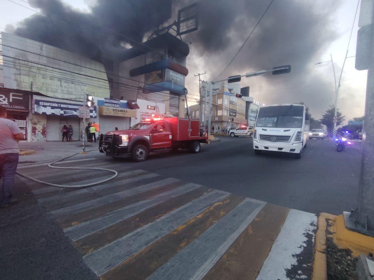 Incendio consume mueblería y bodega en Celaya sin lesionados