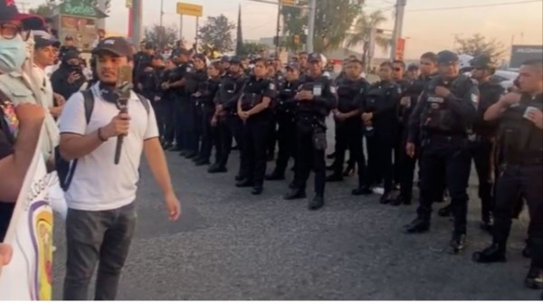 Policías retiran a estudiantes del ITL tras confrontaciones con automovilistas en León