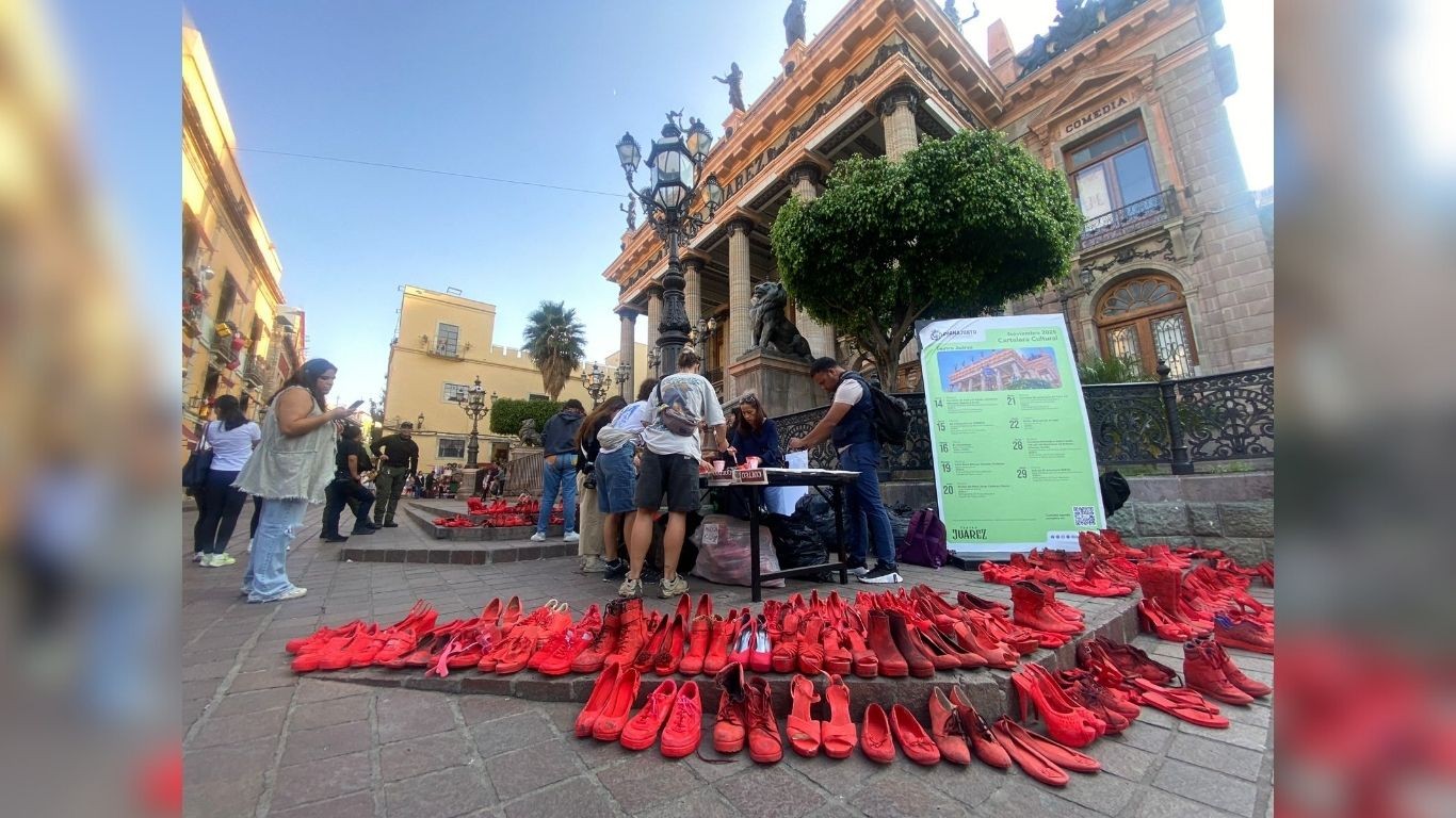 Instalan ‘Zapatos Rojos’ en el Teatro Juárez por el Día Internacional de la Eliminación de la Violencia contra la Mujer