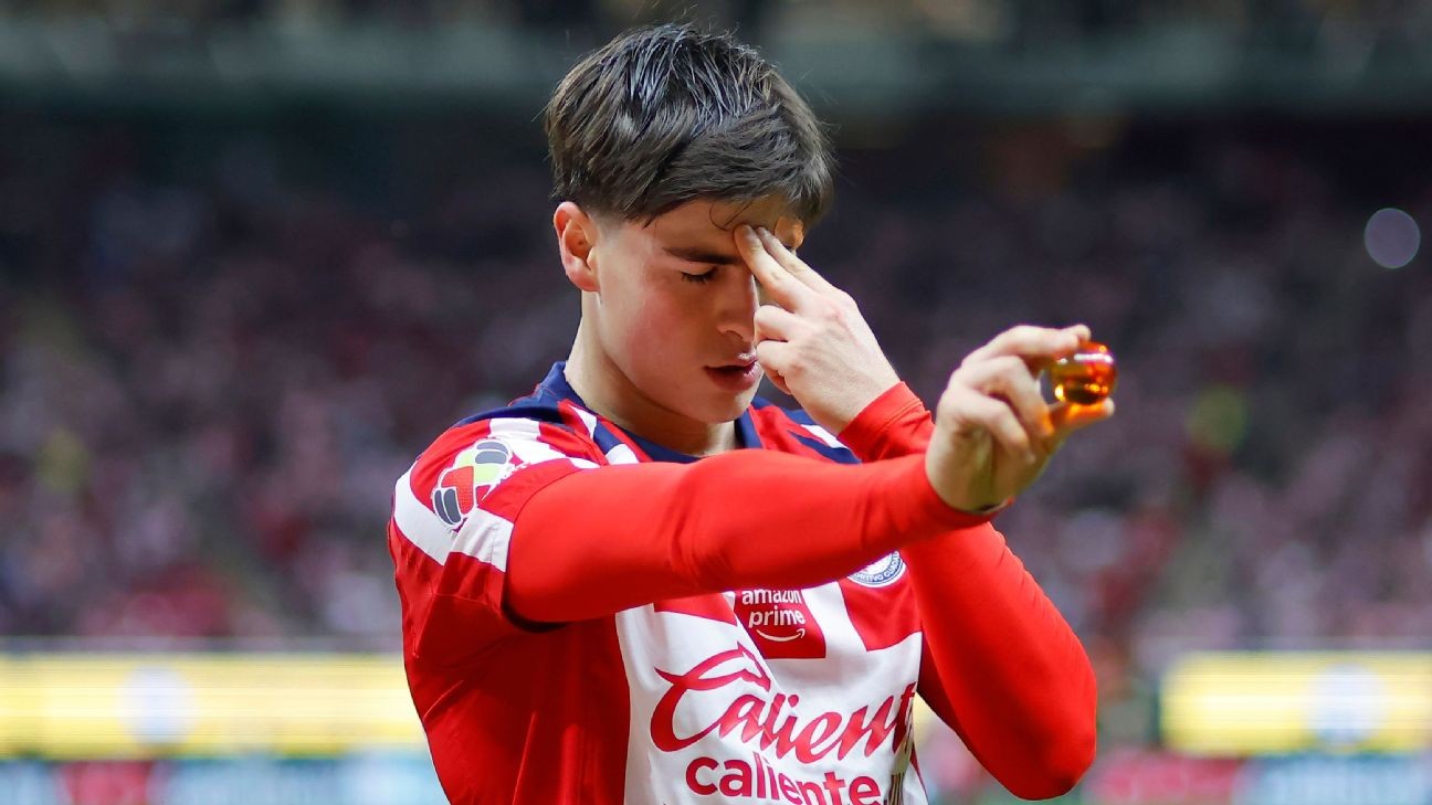 A escena Chivas y Cruz Azul, cierran la ida de cuartos en el duelo más parejo de la tabla