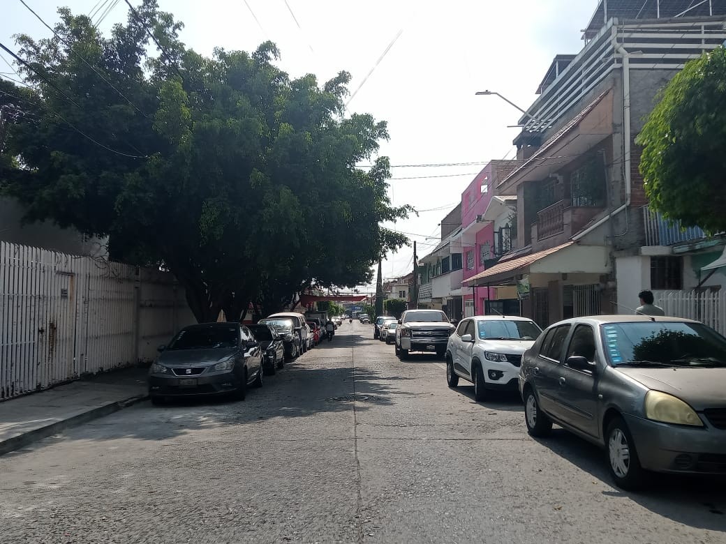 Automovilistas ignoran el sentido de la calle María Luisa y ponen en riesgo a peatones en León Automovilistas ignoran el sentido de la calle María Luisa y ponen en riesgo a peatones en León
