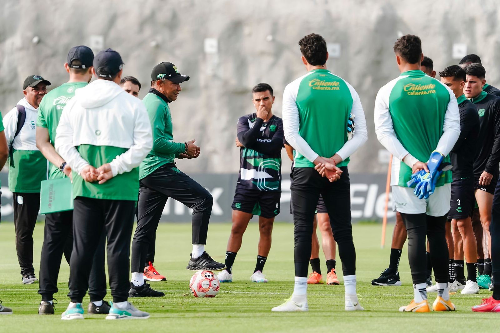 Nacho Ambriz confirma entre cinco y seis refuerzos para el Club León rumbo al Clausura 2026