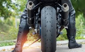 ¡Adiós motos ruidosas! Aprueban uso obligatorio de cascos certificados y prohíben escapes alterados