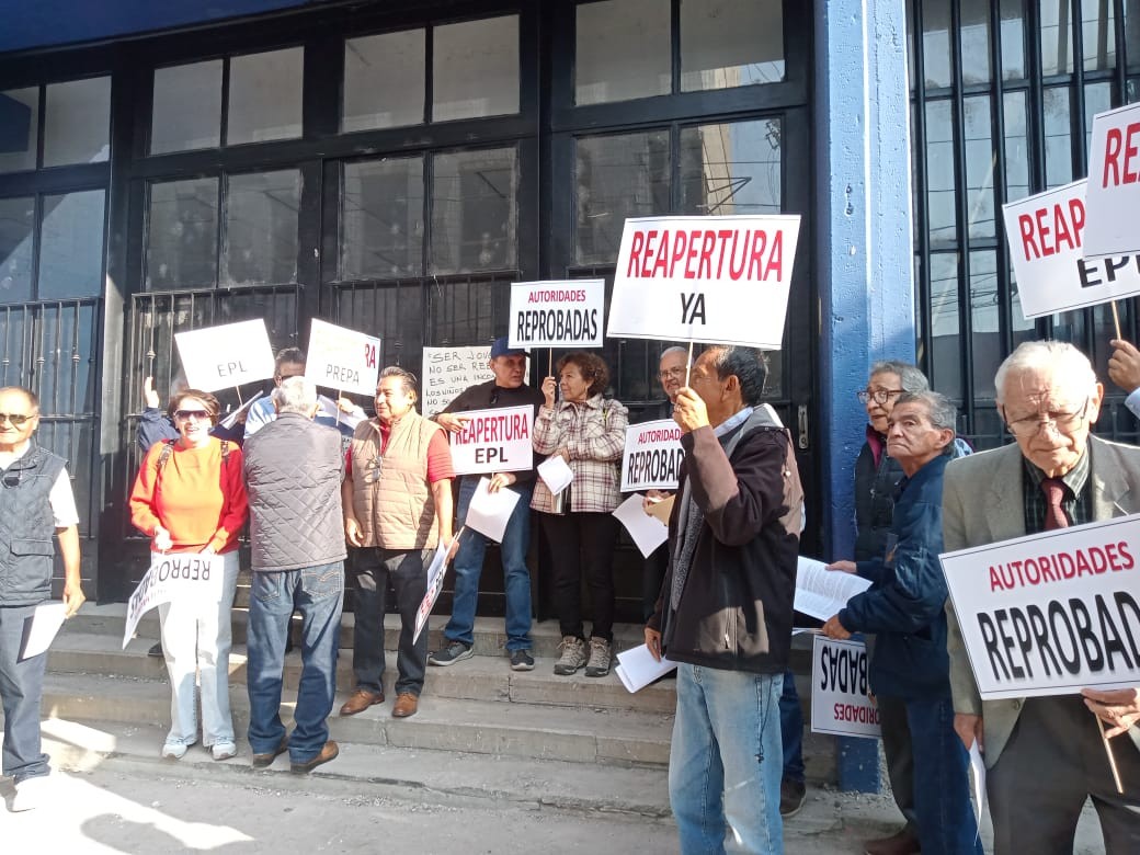 “Autoridades reprobadas”: exalumnos de la Preparatoria Oficial Nocturna protestan por falta de avances