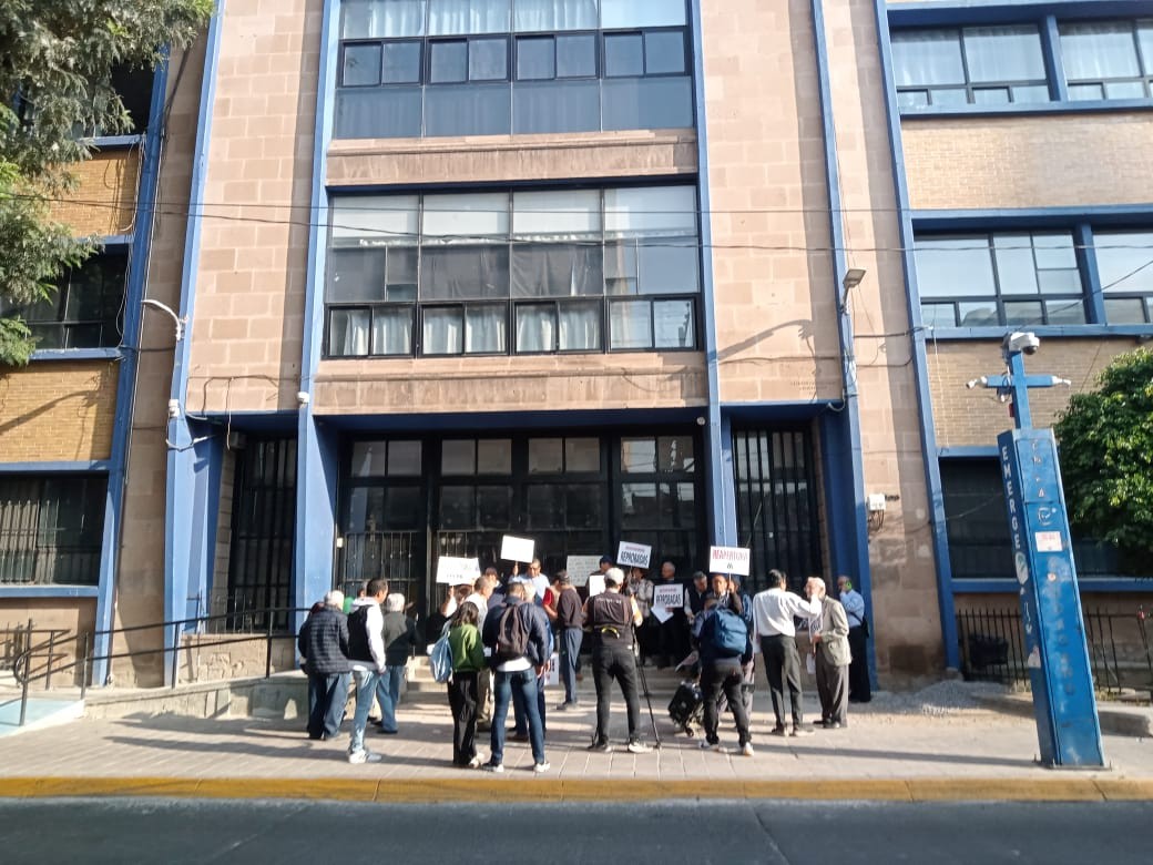 “Autoridades reprobadas”: exalumnos de la Preparatoria Oficial Nocturna protestan por falta de avances “Autoridades reprobadas”: exalumnos de la Preparatoria Oficial Nocturna protestan por falta de avances