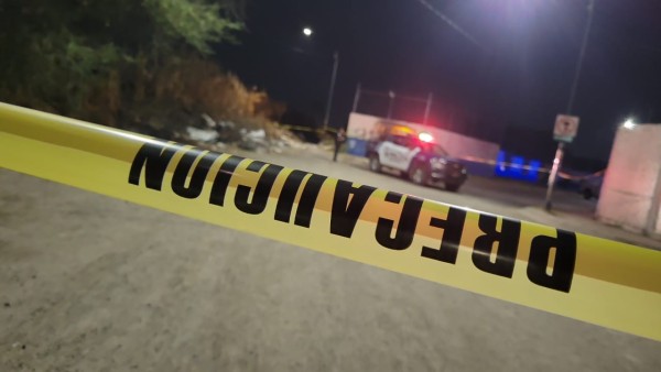 Atacan a pareja mientras platicaba en una esquina; un hombre muere y una joven resulta herida