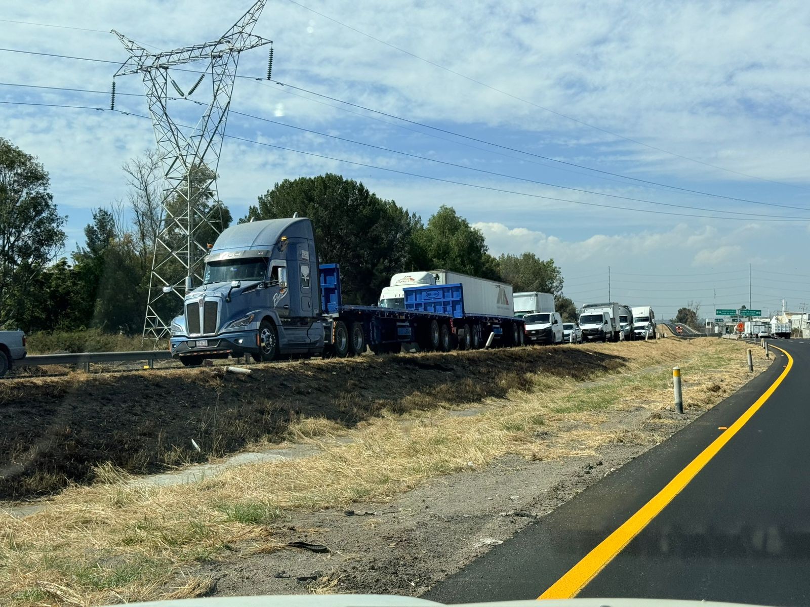 Caravana de tractores de Guanajuato generan tráfico en carreteras rumbo a CDMX Caravana de tractores de Guanajuato generan tráfico en carreteras rumbo a CDMX