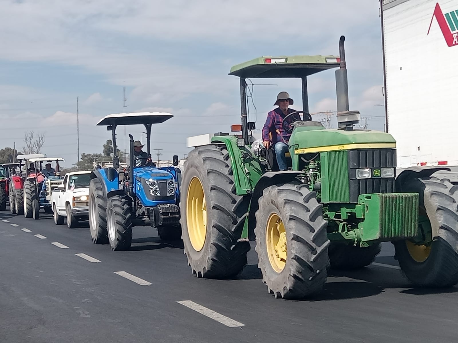 Caravana de tractores de Guanajuato generan tráfico en carreteras rumbo a CDMX