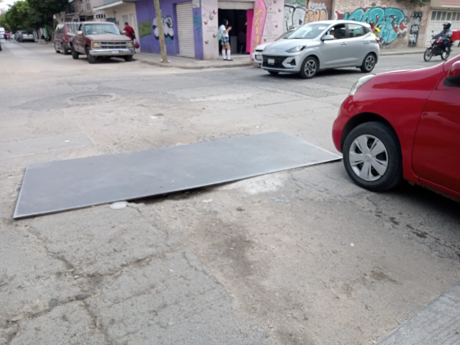 Hoyo abandonado por Sapal en El Retiro mantiene en riesgo a vecinos en León Hoyo abandonado por Sapal en El Retiro mantiene en riesgo a vecinos en León