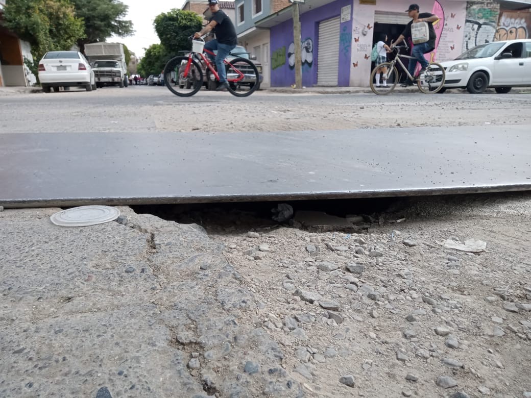 Hoyo abandonado por Sapal en El Retiro mantiene en riesgo a vecinos en León