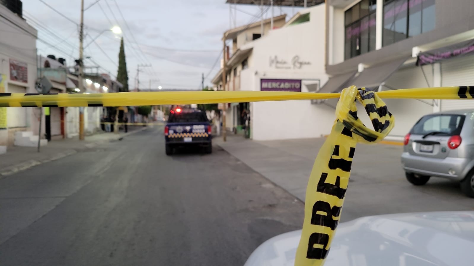 Hombre asesinado y mujer herida en ataque armado dentro de tienda de abarrotes en Haciendas de Echeveste