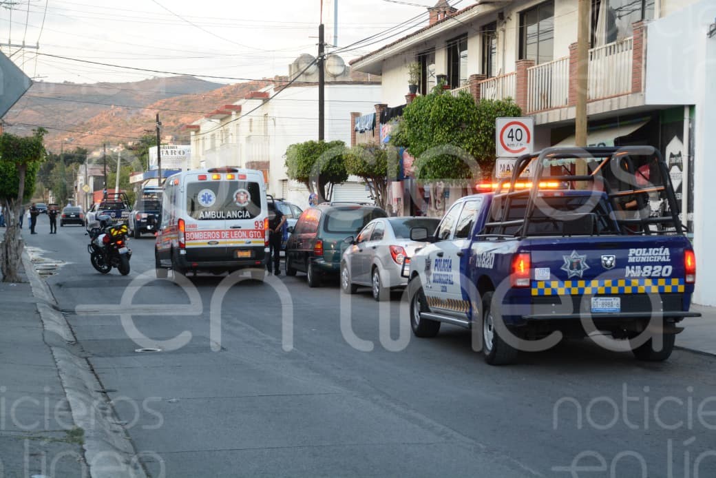 Hombre asesinado y mujer herida en ataque armado dentro de tienda de abarrotes en Haciendas de Echeveste